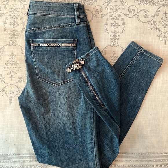 White House Black Market Mid-Rise Snake Trim Ankle Jeans Everyday Soft Sz 2 - Picture 5 of 14